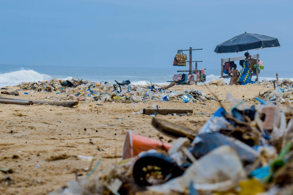 Sansibar überfüllter Strand Plastik